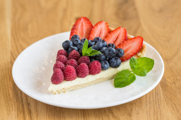 Tart with strawberries and raspberries