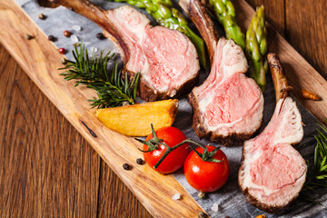 Baked lamb loin, served with asparagus.