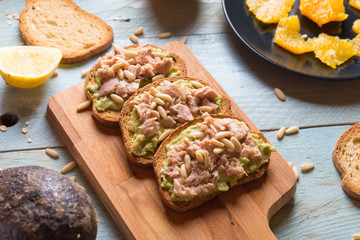 Avocado with tuna and lemon