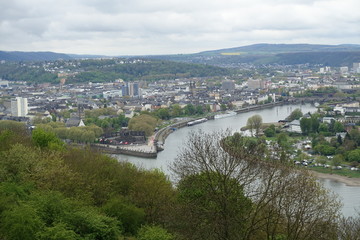 Fototapeta na wymiar Mosel fließt in den Rhein