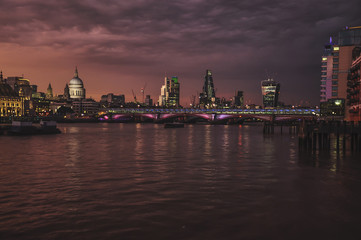Obraz premium Panoramic view of London on Thames