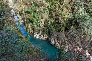 Река Хоста. Горная река протекает сквозь ущелье. Синяя вода, скалы, камни. Хостинская тисо-самшитовая роща, Кавказский биосферный заповедник, Сочи, Россия