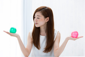 比較する女性