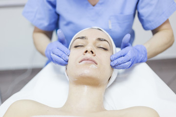 Obraz na płótnie Canvas Cosmetic treatments for the skin in the beauty salon. Woman in spa salon