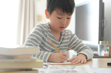 勉強する子供