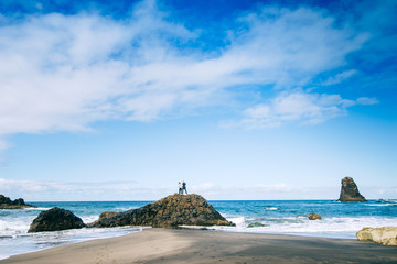 Obraz premium Loving couple admiring the ocean in the Canary Islands, Spain