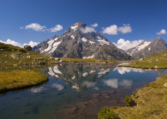 Fototapeta na wymiar Beautiful mountain lake in the mountains of Arkhyz. the Caucasus. Russia