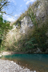 Река Хоста. Горная река протекает сквозь ущелье. Синяя вода, скалы, камни. Хостинская тисо-самшитовая роща, Кавказский биосферный заповедник, Сочи, Россия