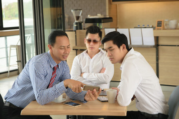 Obraz premium Concept Business talk Meeting Relex in coffee shop,table tablet and coffee on workplace in coffee shop