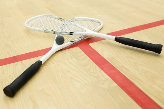 crossed squash rackets 