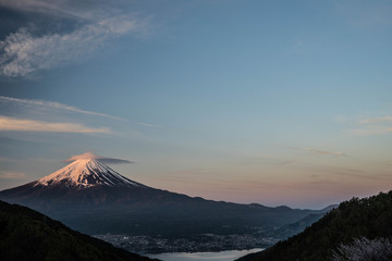Fototapeta na wymiar 御坂峠天下茶屋からの富士山