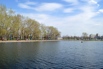 Пруд в городской зоне отдыха в Москве