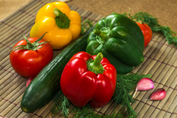 Fototapeta na wymiar свежие овощи, разноцветные перцы, огурец, томаты, чеснок, укроп