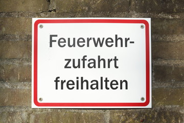 Obraz premium Schild Feuerwehrzufahrt Freihalten