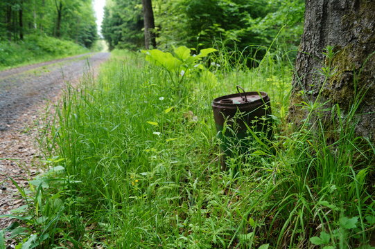 Blecheimer am Feldweg