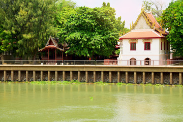 Fototapeta na wymiar Thai waterfront temple