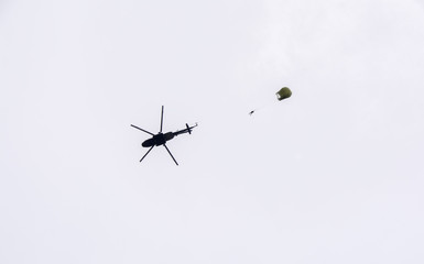 Parachute soldiers from the helicopter