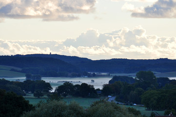 Blick Jagdschloss Grantiz, mystisch aufsteigender Nebel mit stimmungsvollen Wolken, Putbus OT Vilmnitz auf Rügen,