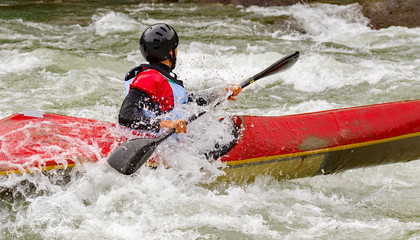 Discesa in canoa fra le rapide