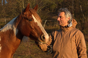 Fototapeta premium Mann mit Pferd
