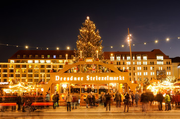 Traditioneller Schwibbogen am Eingang des Dresden Striezelmarkt, Altmarkt, Dresden, Sachsen, Deutschland, Europa - 150114949