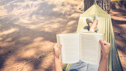 Obraz premium Women sleeping reading. In the hammock. In the natural atmosphere in the park