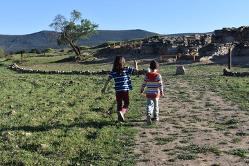 Niños caminando