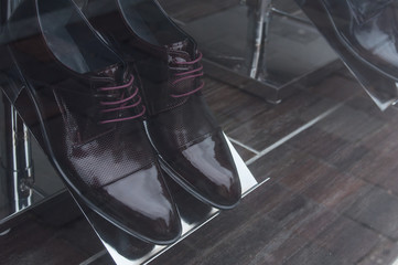 chaussures classiques pour homme en vitrine