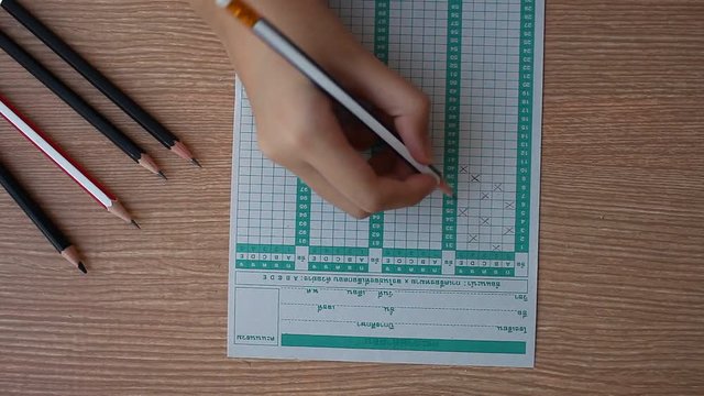 Right hand take examination and kncoking  the table in thai language