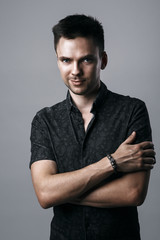 Obraz premium Przystojny uśmiechnięty młody człowiek