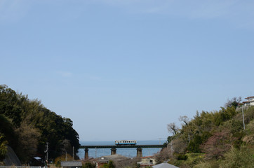 予讃線の鉄橋を渡る列車