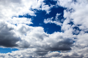 Obraz premium Голубое небо с белыми дождевыми облаками