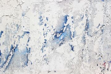 старая белая стена с облезлой голубой краской, текстура стены, отделка здания