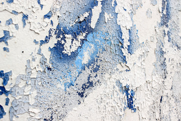 старая белая стена с облезлой голубой краской, текстура стены, отделка здания