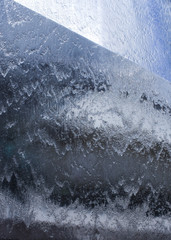 Вода стекает по зеркальной поверхности ровным потоком, фон в холодных тонах, текстура воды