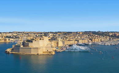 Fototapeta premium Vittoriosa (Birgu) mit Fort St. Angelo auf Malta von Valletta aus gesehen