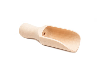 Una Cuchara de madera tipo pala sobre fondo blanco aislado. Vista de frente. Copy space