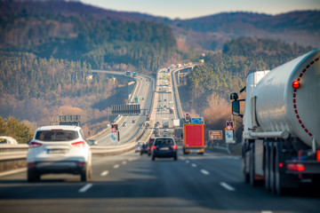 Autobahn Steigung Brücke Überholverbot Konzept Unschärfe - obrazy, fototapety, plakaty