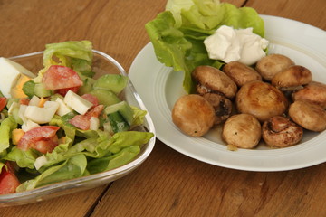 Pilze mit gemischtem Salat