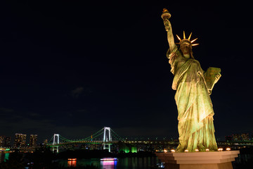 Fototapeta premium 東京 お台場 レインボーブリッジと自由の女神像の夜景