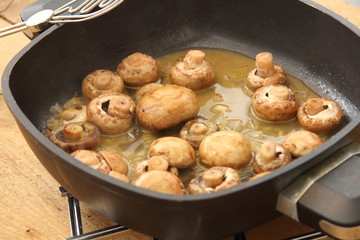 Pilze mit Pfannenwender