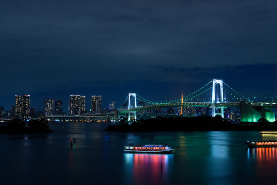 東京　お台場　東京ベイエリアの夜景とレインボーブリッジ