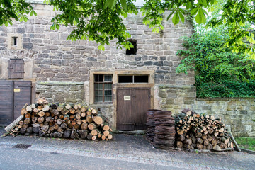 Brennholz vorm Haus © focus finder