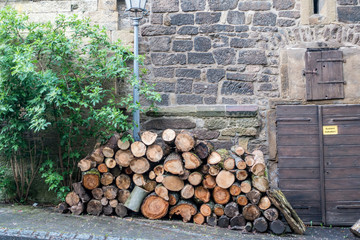 Brennholz vorm Haus © focus finder