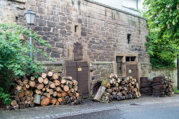 Brennholz vorm Haus © focus finder