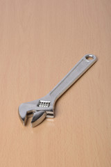 Llave inglesa en la mesa de madera