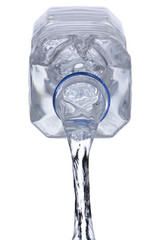 Vertiendo agua de una botella de plástico