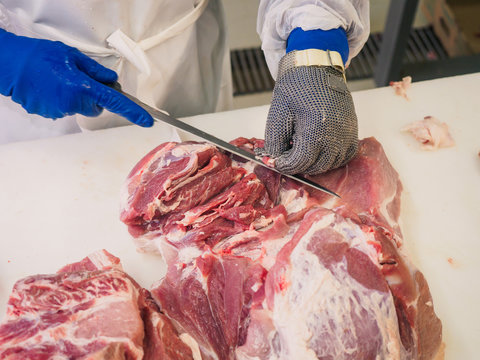 Splitting of pig carcass