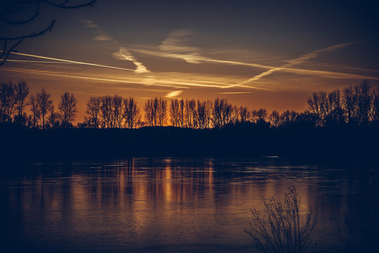 Traumhafter Sonnenuntergang in im Naturschutzgebiet Bislicher Insel in Xanten