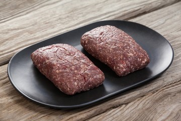 Minced beef in wooden tray
